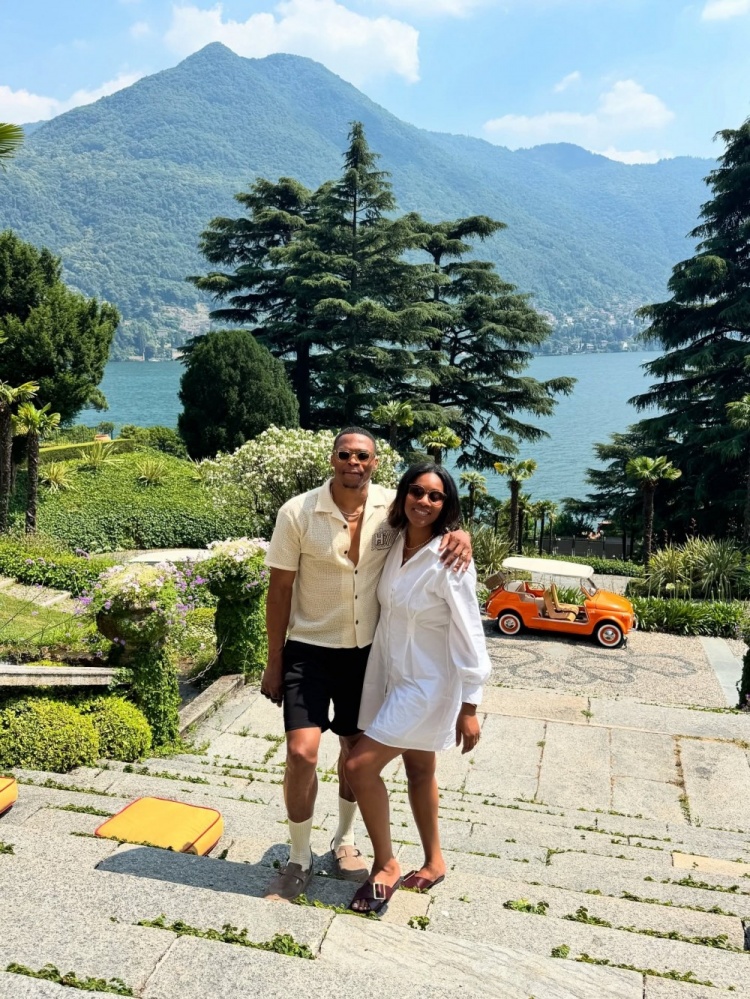 威少爱妻妮娜晒海岛风情照 肌肉线条引爆男女粉丝热议